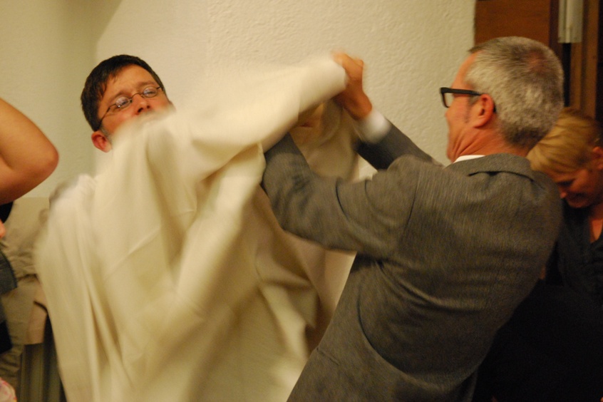 Christian Abschied 14.9.2013 190.jpg - Das Anlegen der Albe gestaltet sich trotz (oder wegen?) der Assistenz des Geschäftsführers anfangs als schwierig. 